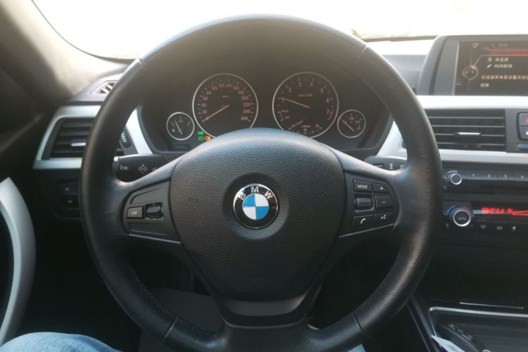 宝马3系 2015款 320i 时尚型中控内饰13