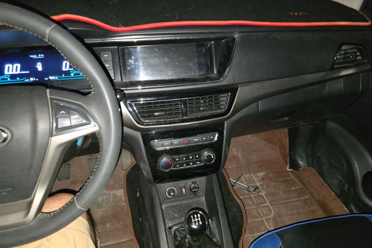 长安凯程 长安欧尚A600 2016款 1.5L 手动豪华型7座中控内饰16