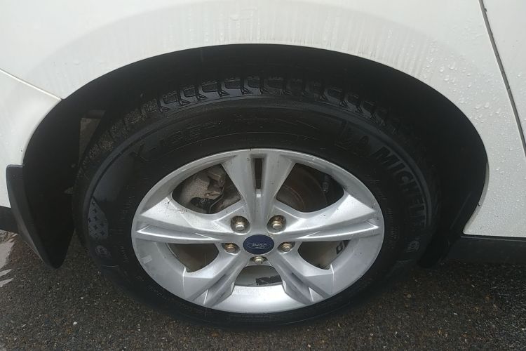 福特 福克斯 2012款 三厢 1.6L 自动风尚型车身外观56