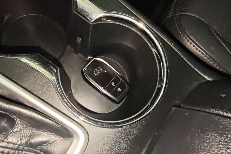 丰田 汉兰达 2017款 2.0T 四驱豪华版 7座中控内饰7001