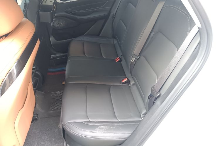 吉利汽车 帝豪 2025款 第4代 1.5L CVT尊贵型中控内饰7004