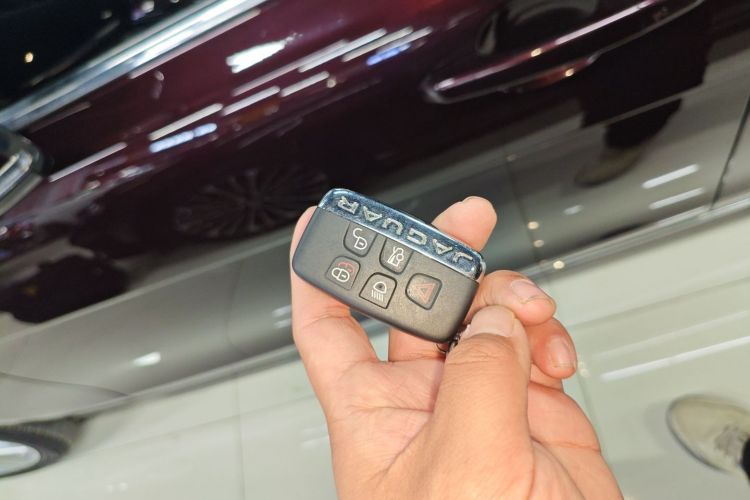 捷豹XEL 2019款 2.0T 250PS 尊享版中控内饰11