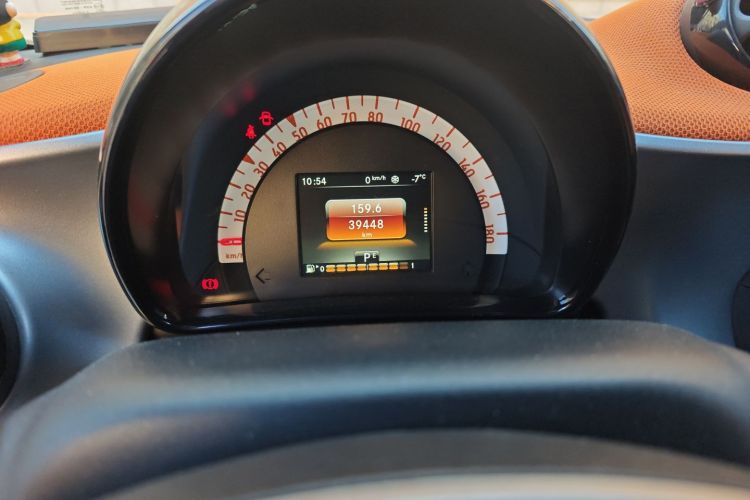 smart fortwo 2015款 1.0L 52千瓦硬顶激情版中控内饰14