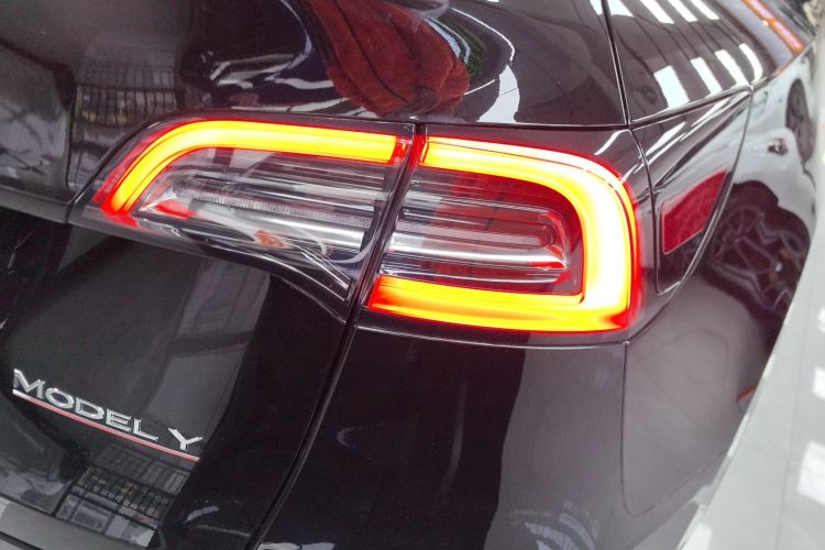 特斯拉 Model Y 2023款 高性能全轮驱动版车身外观9
