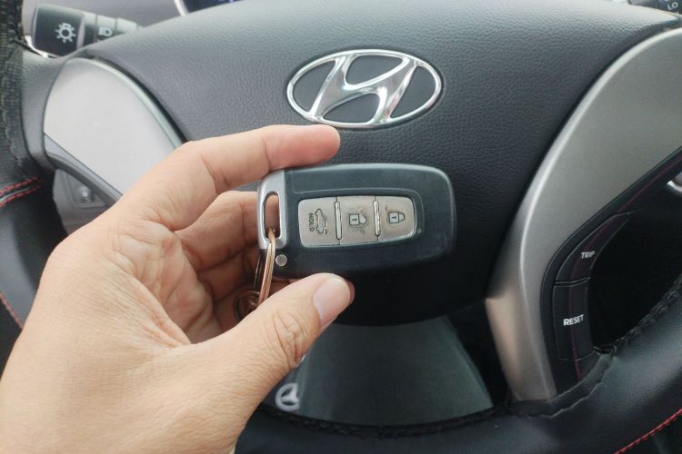 现代 朗动 2012款 1.6L 手动领先型中控内饰11