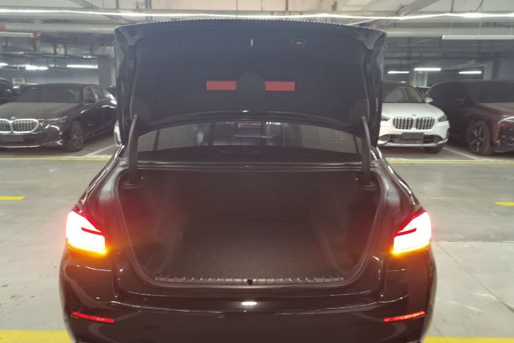 宝马5系 2022款 改款二 525Li 豪华套装机舱底盘23