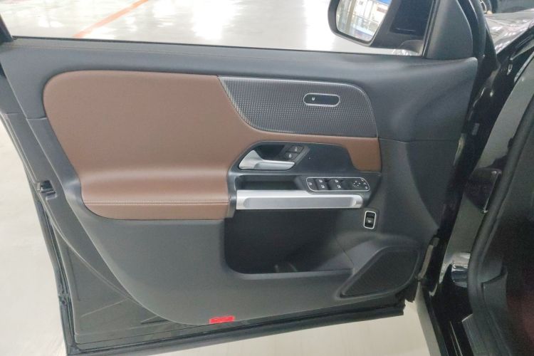 奔驰GLB 2022款 GLB 220 时尚型中控内饰7004