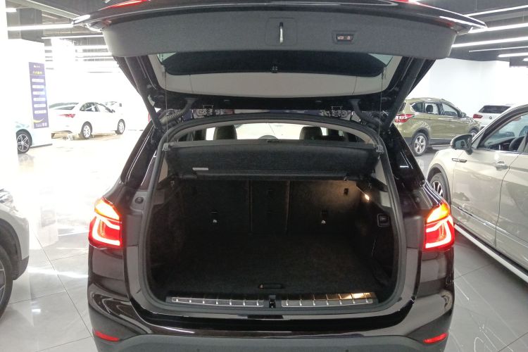 宝马X1 2018款 sDrive18Li 尊享型机舱底盘23