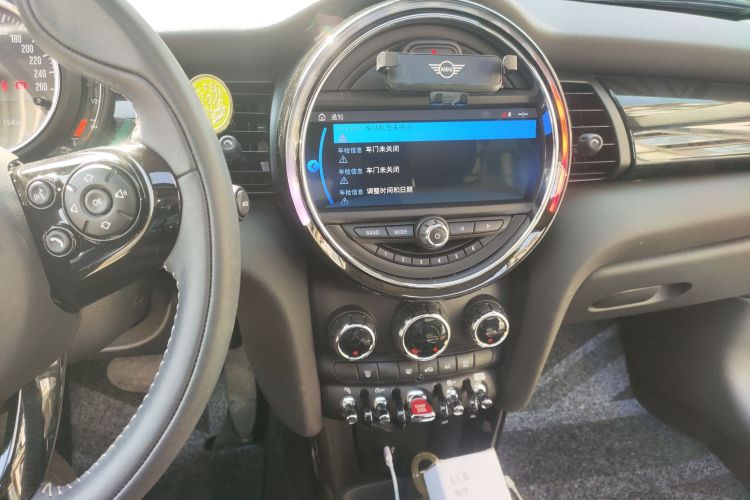 MINI 2020款 1.5T COOPER 艺术家中控内饰16