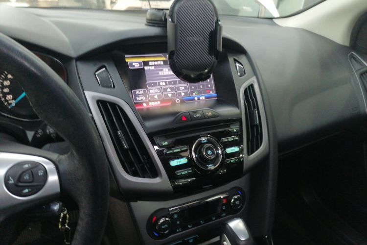 福特 福克斯 2012款 三厢 1.6L 自动风尚型中控内饰16