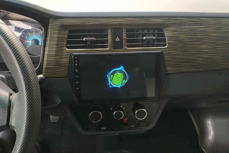 金杯 小海狮X30 2023款 1.5L 超享型客车5/6/7座无空调版SWC15M中控内饰16
