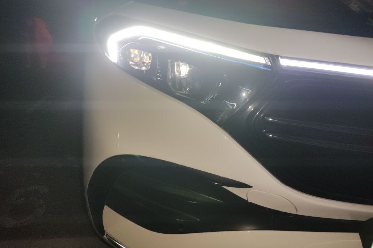 奔驰EQA 2022款 EQA 300 4MATIC 首发特别版车身外观8