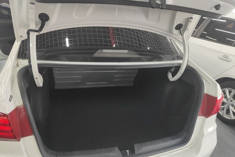 大众 桑塔纳 2021款 1.5L 手动风尚版机舱底盘23