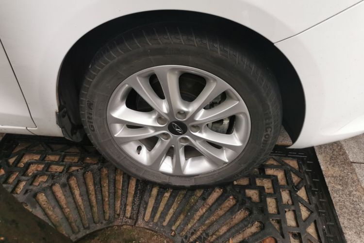 奇瑞 艾瑞泽7 2015款 1.6L CVT致领版车身外观10