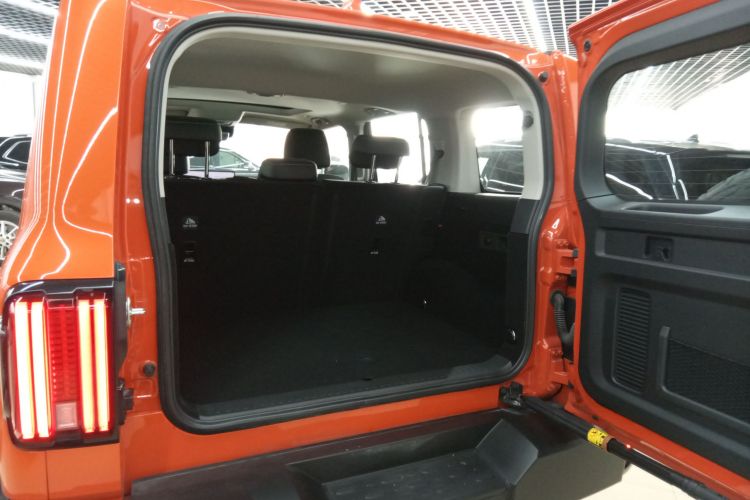 坦克300 2025款 2.0T 征服者机舱底盘23