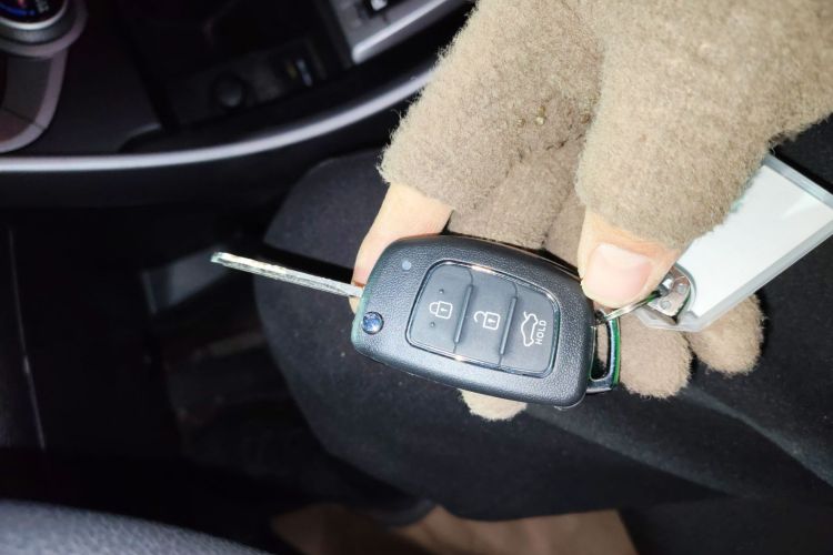 现代 朗动 2015款 1.6L 自动时尚型中控内饰11