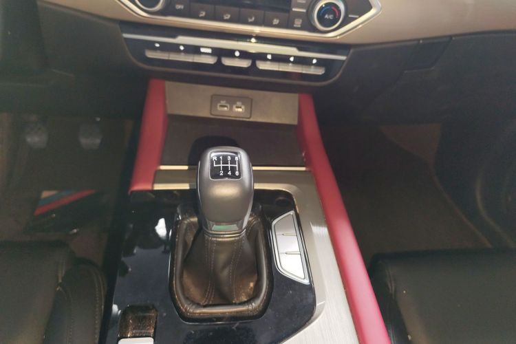 捷途X70 2023款 1.5T 手动超越版 7座中控内饰18
