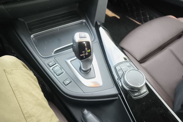 宝马3系 2019款 320Li 时尚型中控内饰18