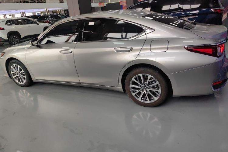 雷克萨斯ES 2022款 200 卓越版车身外观4