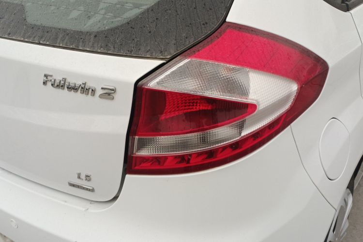 奇瑞 风云2 2015款 1.5L 手动新锐版车身外观9