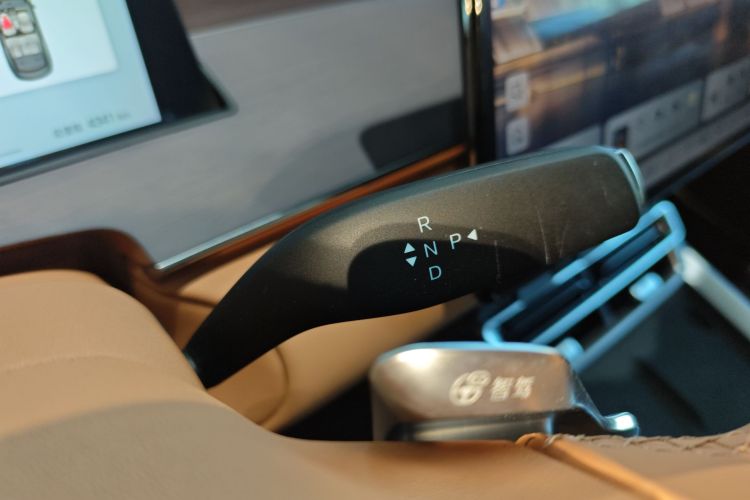 比亚迪 汉L 2025款 DM-p 四驱激光雷达旗舰型中控内饰18