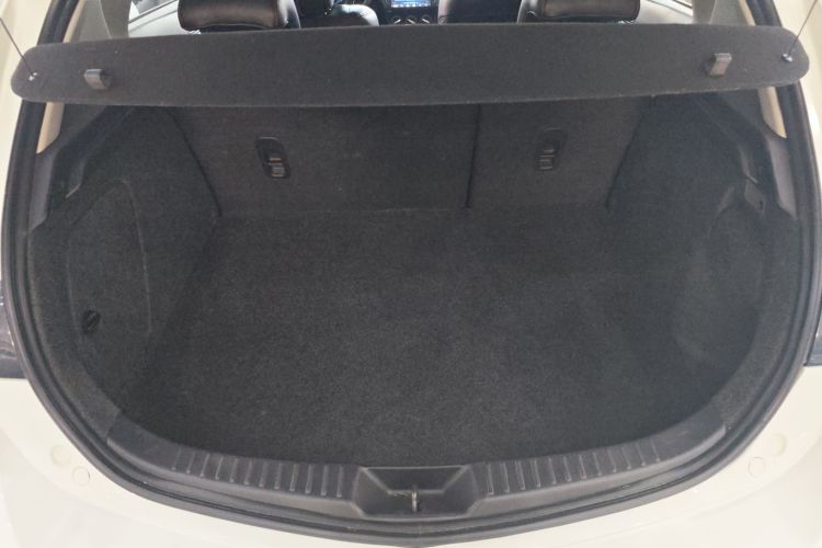 马自达3星骋 2015款 两厢 1.6L 自动精英型机舱底盘23