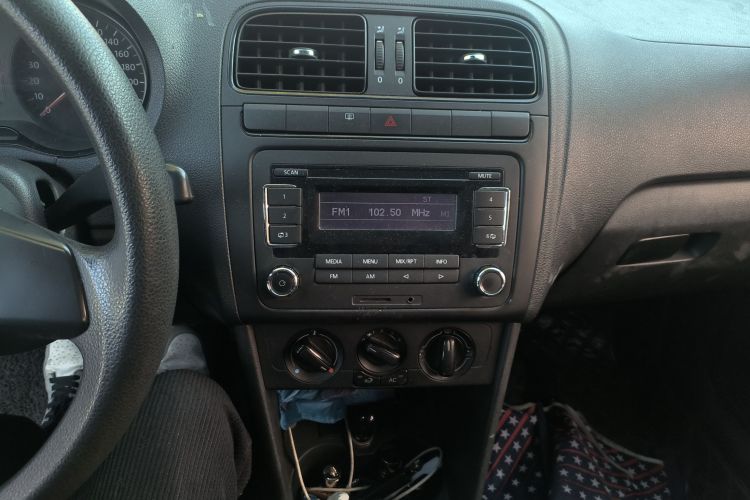 大众 Polo 2011款 1.4L 手动致乐版中控内饰16