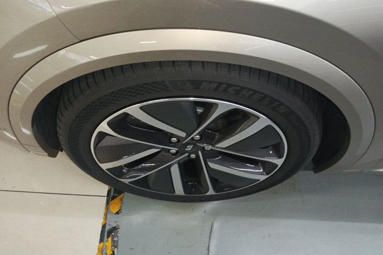 理想汽车 理想L8 2024款 Ultra车身外观6007