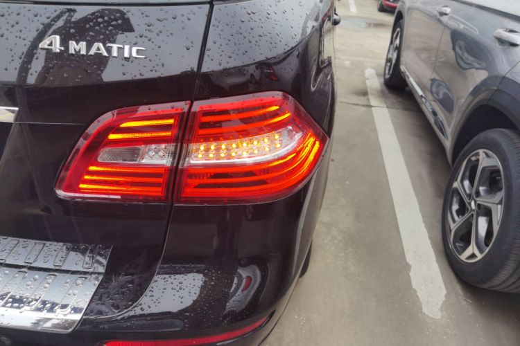 奔驰M级 2014款 ML 400 4MATIC动感型车身外观9