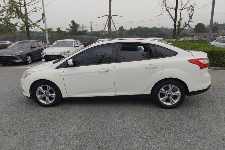 福特 福克斯 2012款 三厢 1.6L 自动风尚型车身外观4