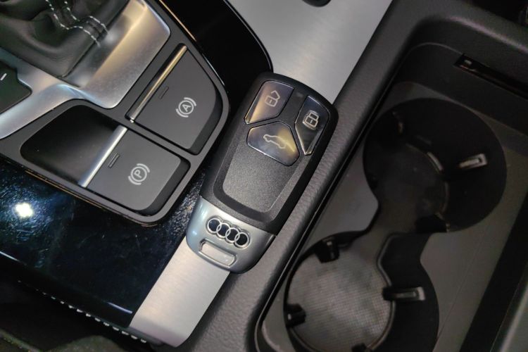 奥迪Q5L 2022款 40T 时尚动感型中控内饰7001