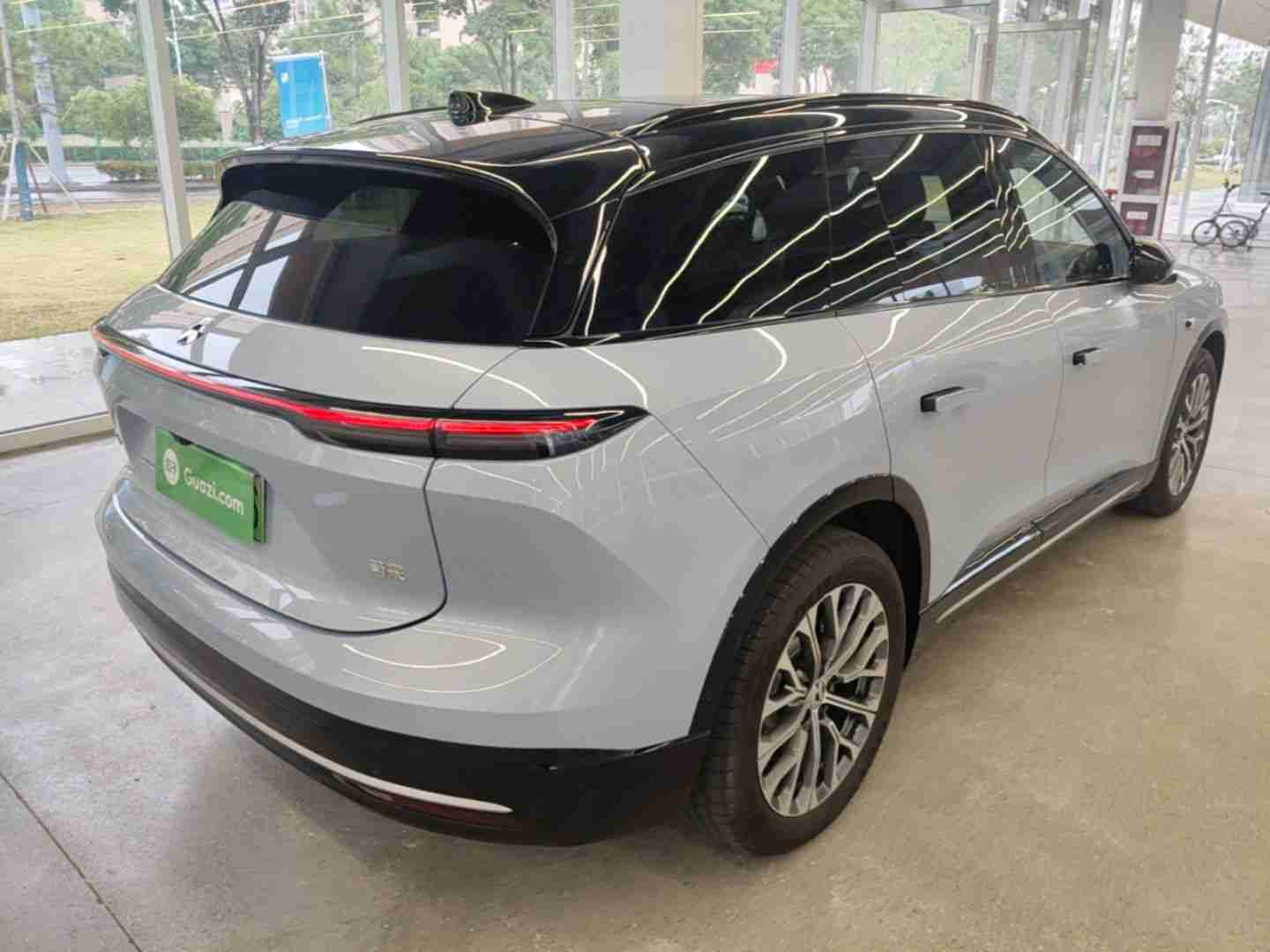 车辆右后45度外观展示