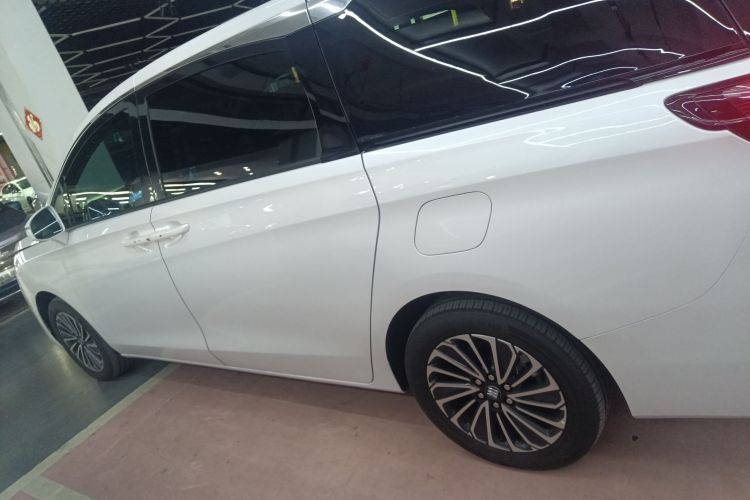 别克GL8新能源 2025款 陆尚 尊享版 7座车身外观4