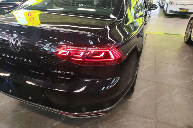 大众 迈腾 2023款 200万辆纪念版 330TSI DSG豪华型车身外观9