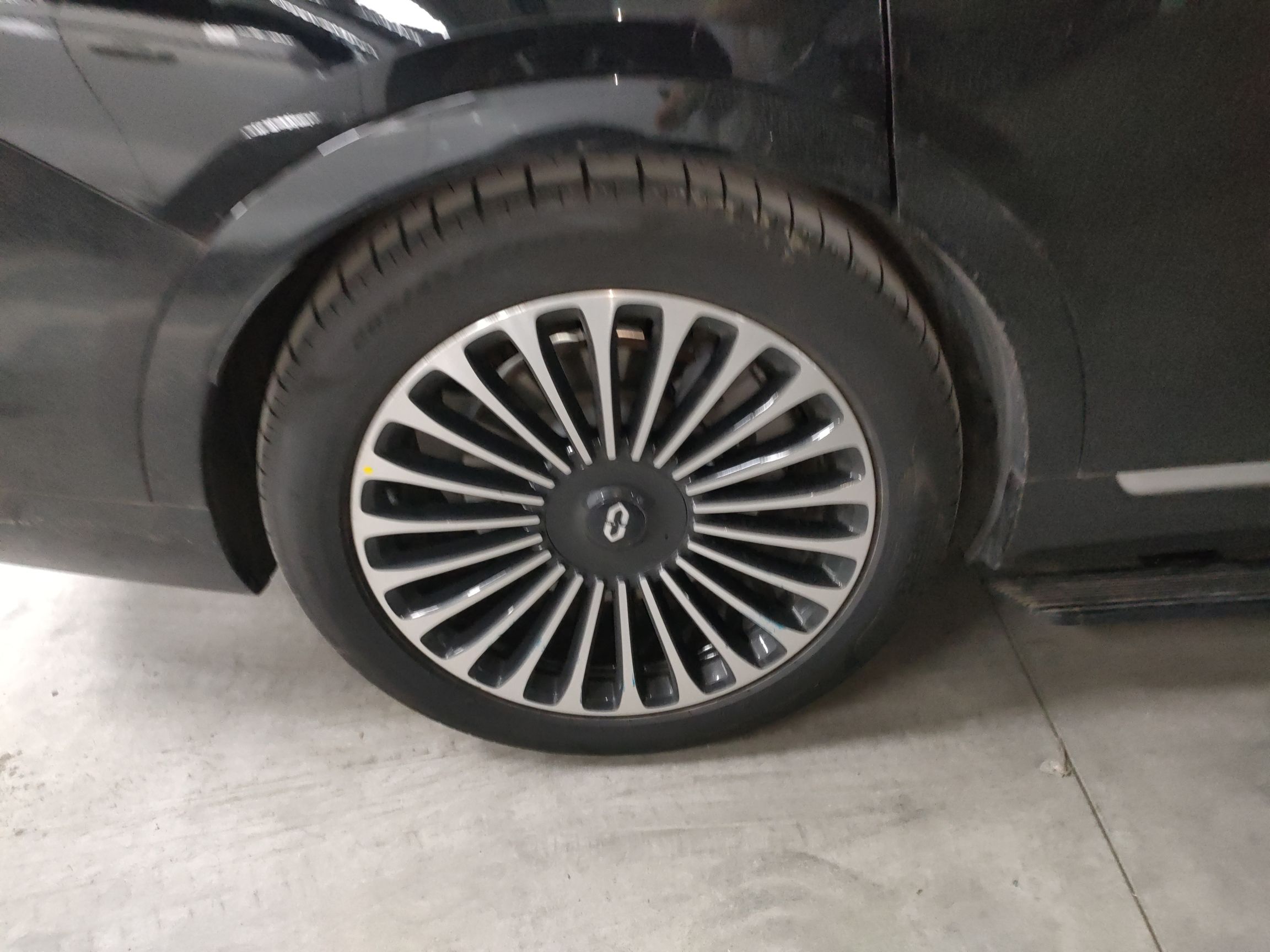 鸿蒙智行 问界M9 2024款 增程 Ultra版 42kWh 6座版