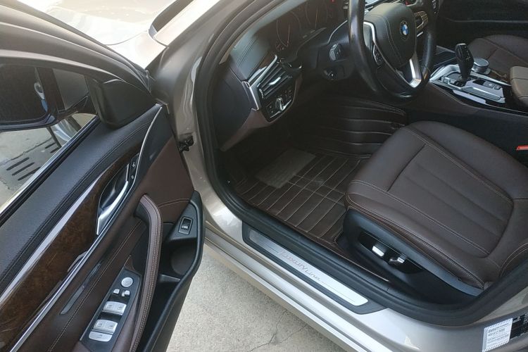 宝马5系 2019款 525Li 豪华套装中控内饰20