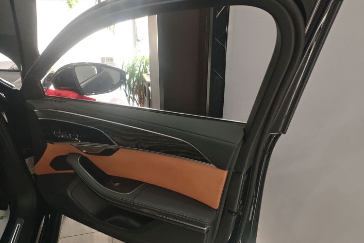 奥迪A8 2024款 A8L 50 TFSI quattro 臻选型中控内饰7005