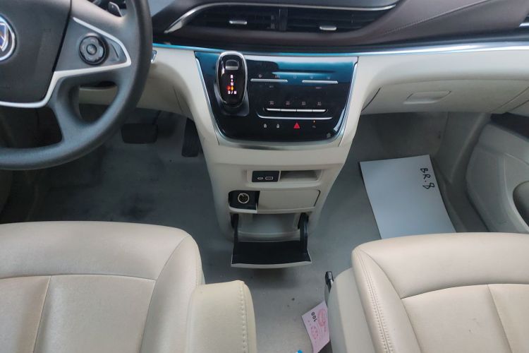 别克GL8 2021款 陆上公务舱 652T 舒适型中控内饰18