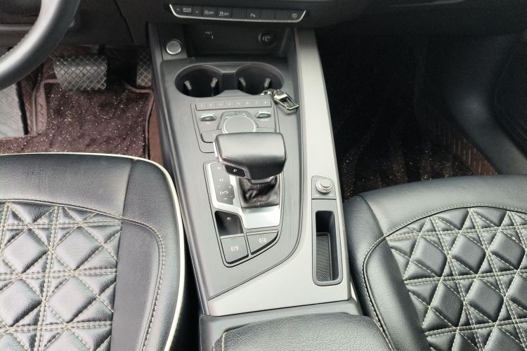 奥迪A4L 2018款 30周年年型 40 TFSI 进取型中控内饰18