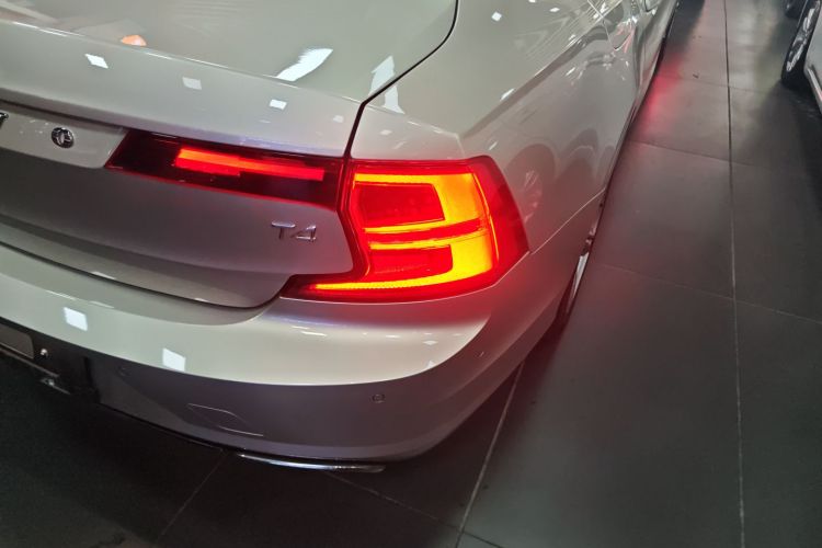 沃尔沃S90 2018款 T4 智远版车身外观9