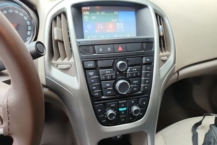 别克 英朗 2013款 GT 1.6L 手动进取版中控内饰16