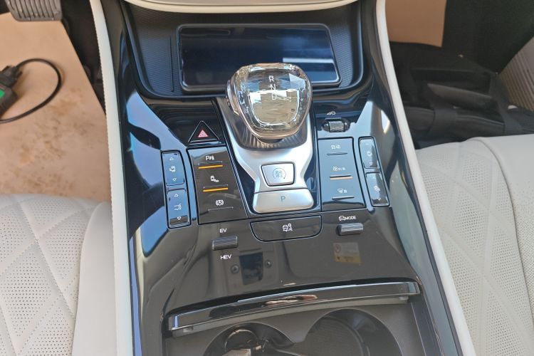 腾势D9 2024款 DM-i 980 四驱尊贵型中控内饰18