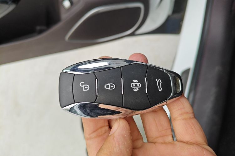 红旗EH7 2024款 690 Pro中控内饰7001