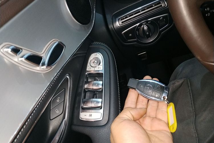 奔驰GLC 2019款 GLC 200 L 4MATIC中控内饰11