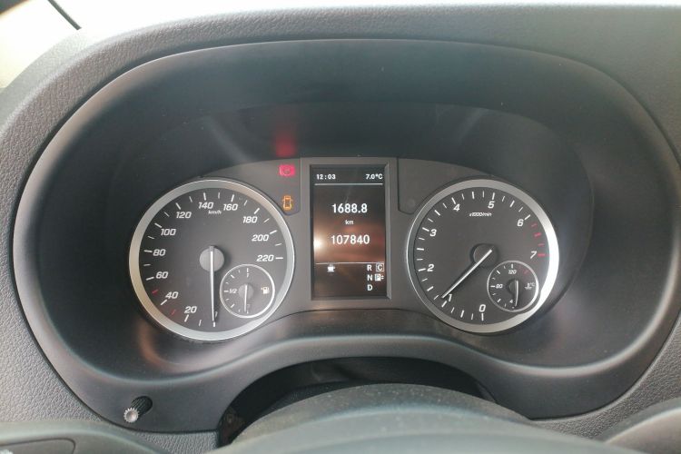 奔驰 威霆 2021款 2.0T 精英版 7座中控内饰14