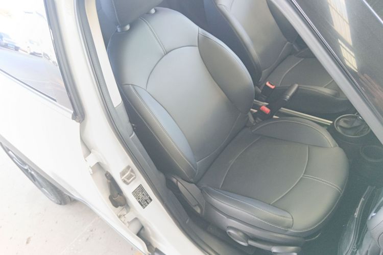 MINI Countryman 2016款 1.6T COOPER ALL4 Fun装备控局部细节41