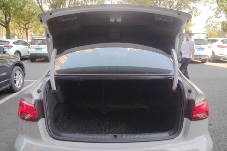 奥迪A3 2018款 30周年年型 Limousine 35 TFSI 运动型机舱底盘23