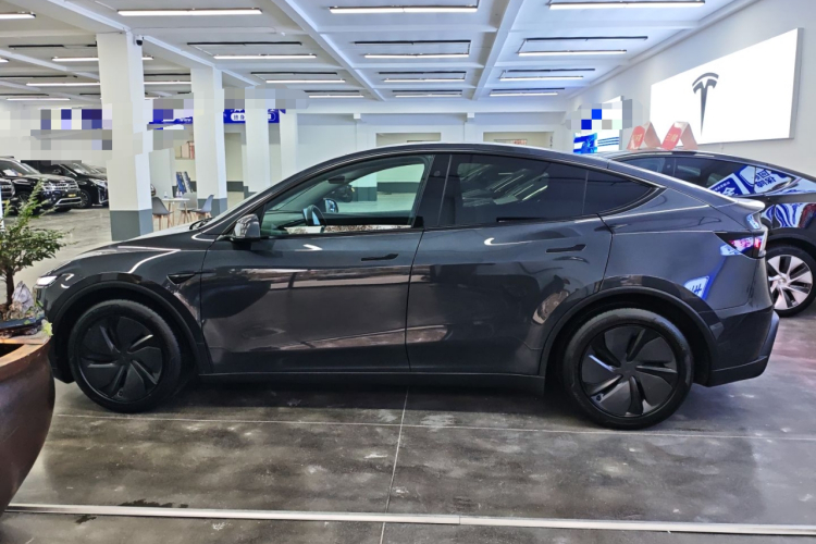 特斯拉 Model Y 2025款 长续航全轮驱动 首发版车身外观4