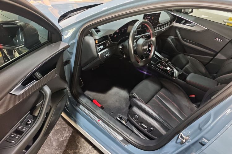 奥迪A4L 2022款 40 TFSI quattro RS套件燃速型中控内饰7003