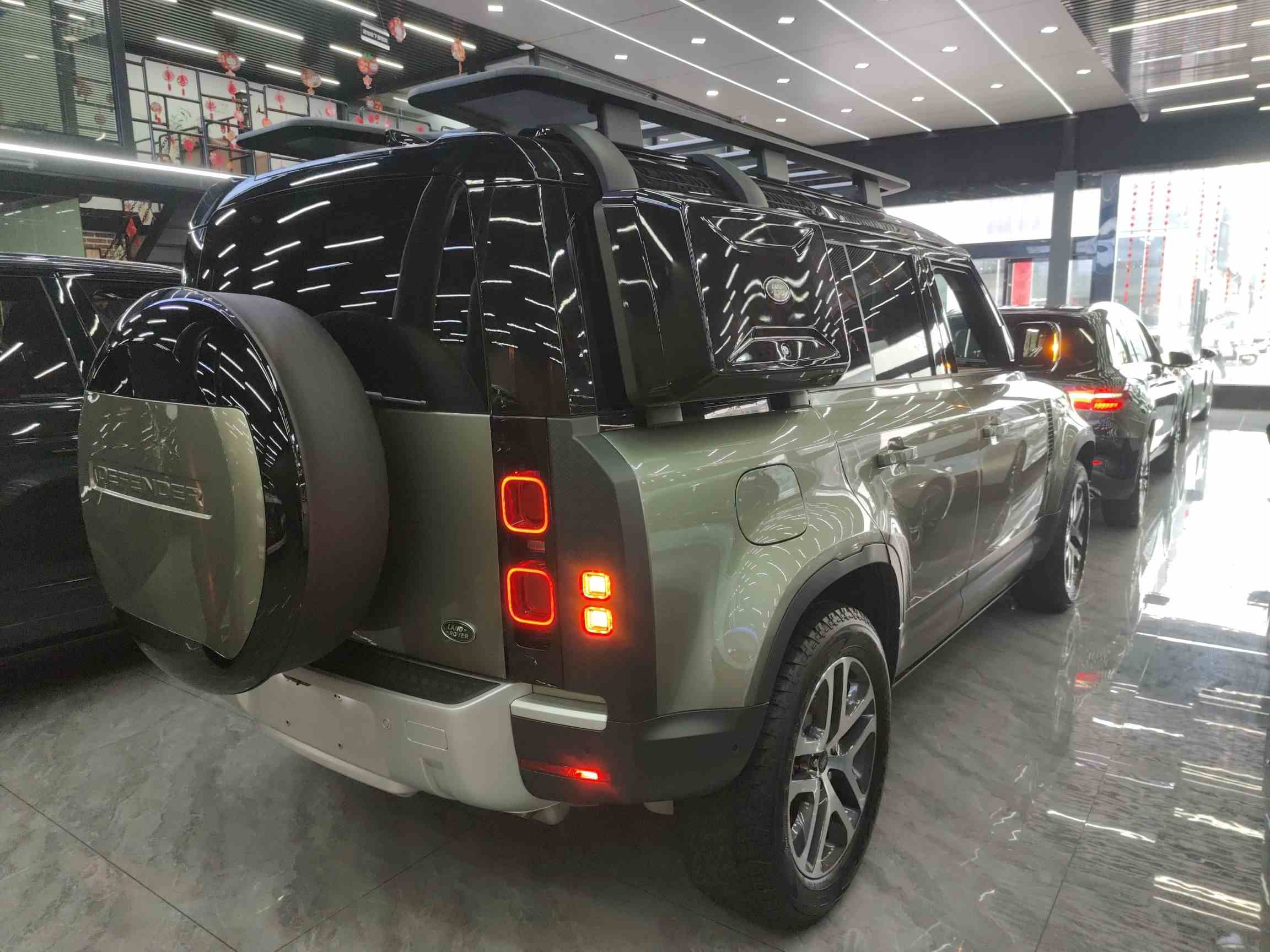 路虎卫士 2024款 110 3.0T P400 暗黑特别版(4)
